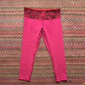 LULULEMON REVERSIBLE WUNDER UNDER CROP LEGGINGS CRANBERRY / ALARMING RED